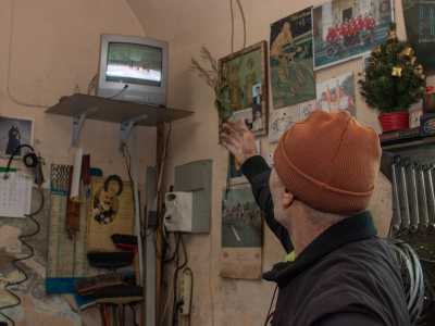 Mentre stiamo parlando, buttando ogni tanto l�occhio al Giro d�Italia seguito da Tommaso grazie a una piccolissima televisione...